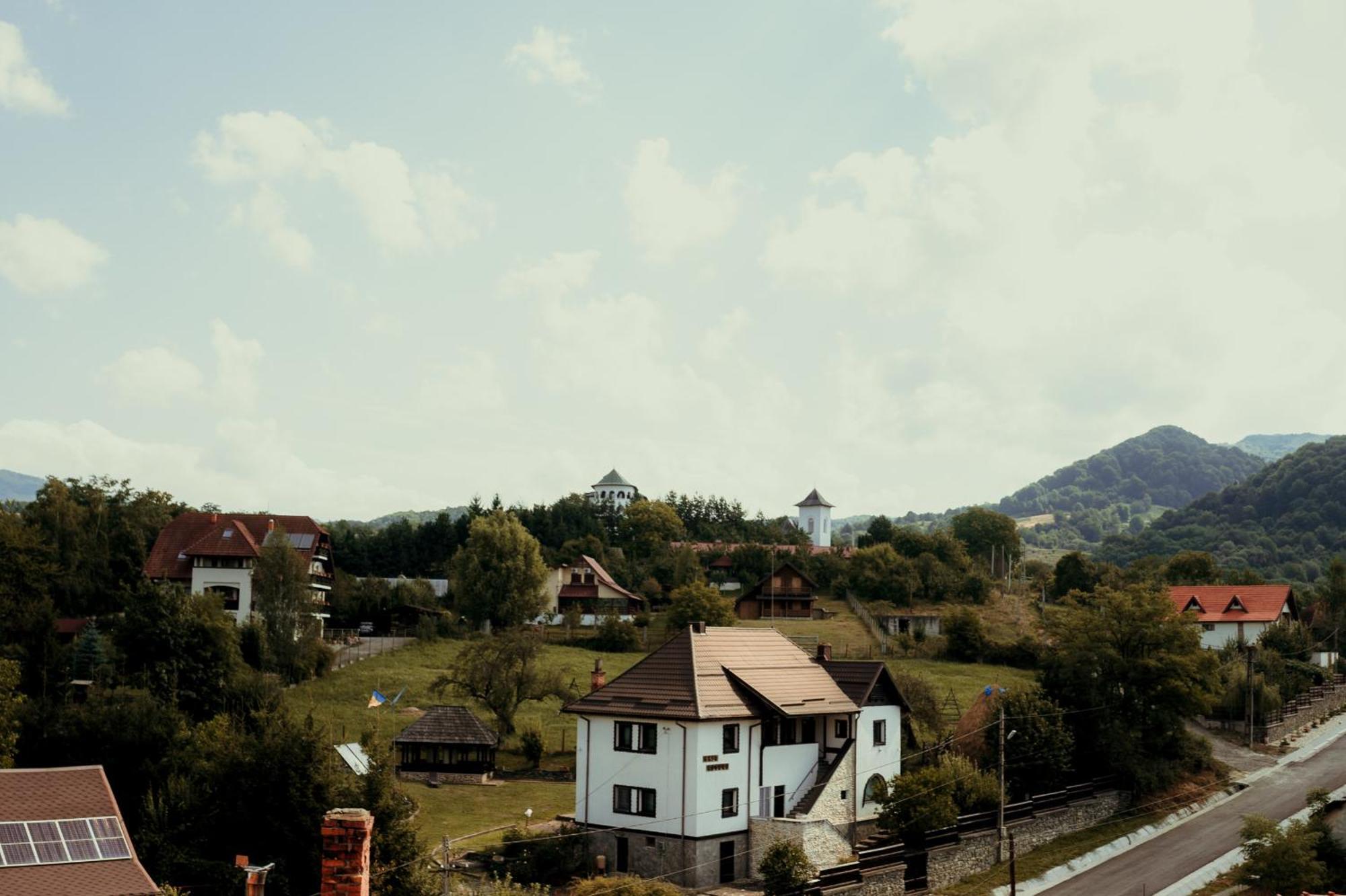 Готель Turnul Maresalului Корбень Екстер'єр фото